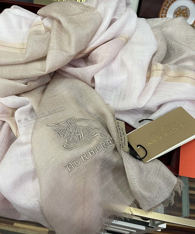 Burberry女士羊絨圍巾披肩 巴寶莉2021新款經典格圍巾  mmj1203